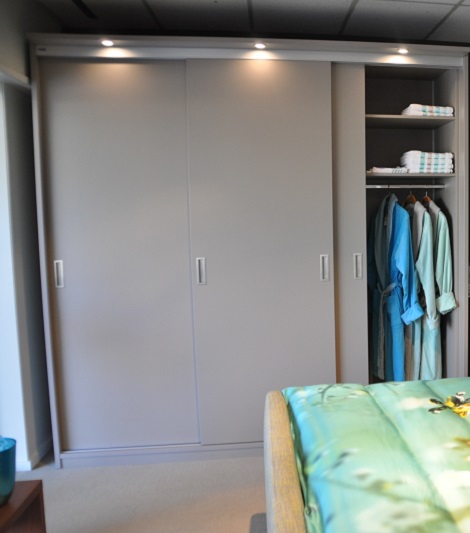 Schuifdeurkast Slizing, 3 deuren, taupe kleur,hout, ledverlichting